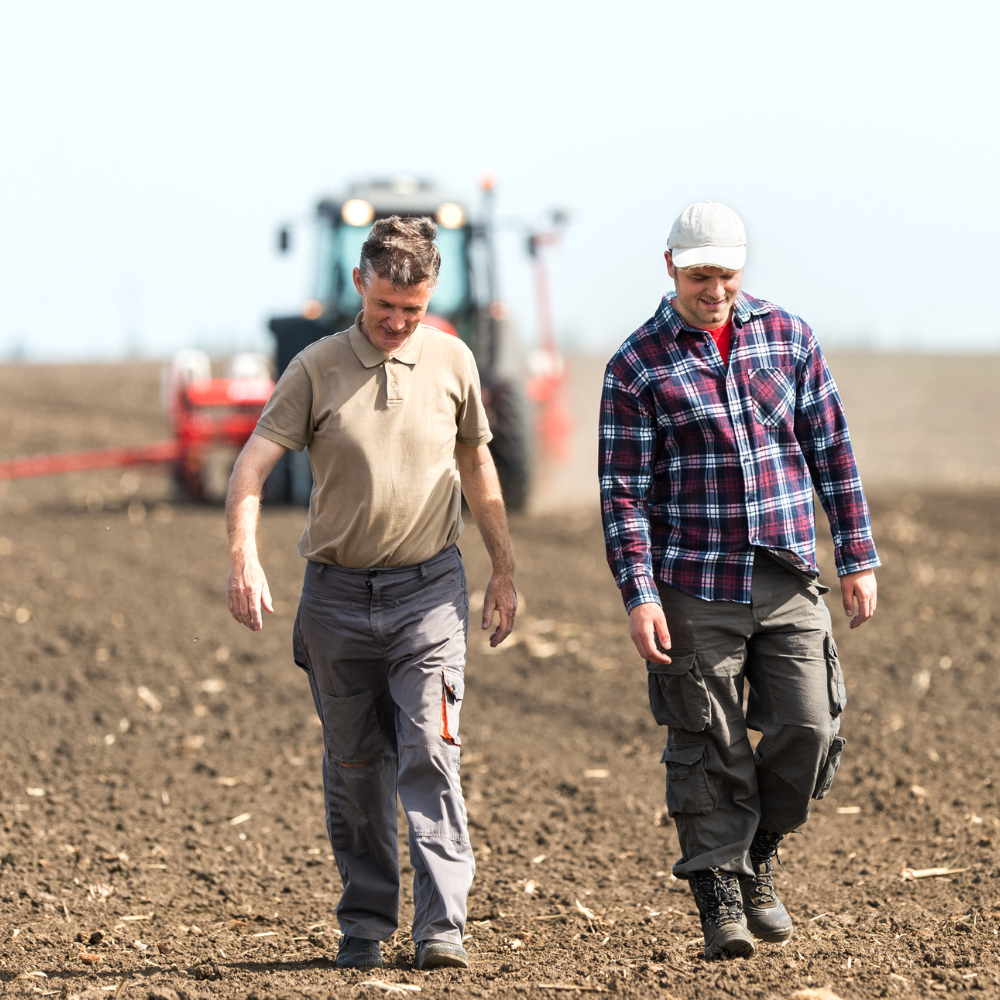 Agriculteur travaillant dans un champ agricole en pleine nature